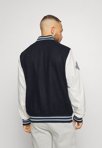 New Era new york yankees anniversary patch varsity jacket - Casaco de treino - french navy/off-white