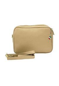 Beige leren schoudertas met een textuur op het oppervlak, gouden rits en een afneembare schouderband. Bevat een klein label met de kleuren van de Italiaanse vlag.