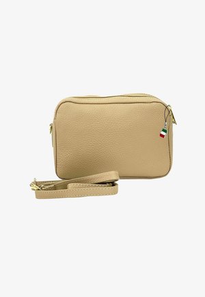 Beige leren schoudertas met een textuur op het oppervlak, gouden rits en een afneembare schouderband. Bevat een klein label met de kleuren van de Italiaanse vlag.