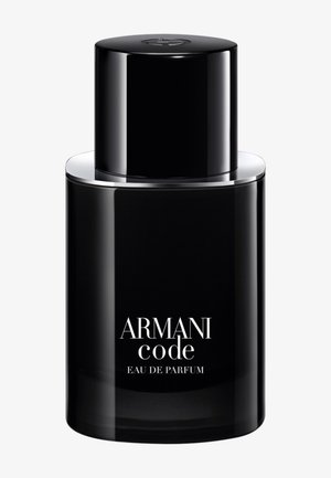 Sort cylindrisk parfume flaske med sølv krave, mærket "ARMANI code EAU DE PARFUM", med en blank sort rund hætte.