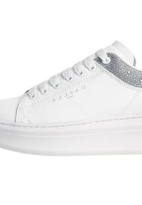 Sneaker in pelle bianca con punta arrotondata, texture liscia e un accento grigio con piccoli chiodi. Suola in gomma con un pattern di battistrada minimale.