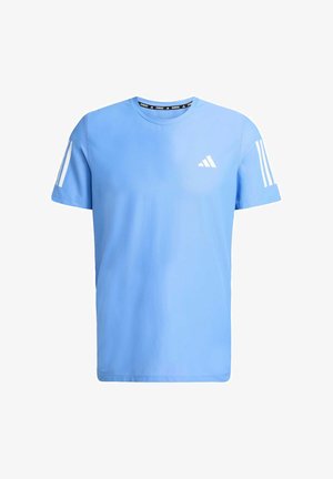 Lichtblauw sportshirt gemaakt van ademend materiaal, met een ronde hals, korte mouwen en witte driekleurige accenten op de mouwen.