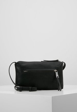 Czarna skórzana torba o teksturowanej powierzchni, prostokątnym kształcie, przedniej kieszeni na zamek, regulowanym pasku i srebrnych akcentach.