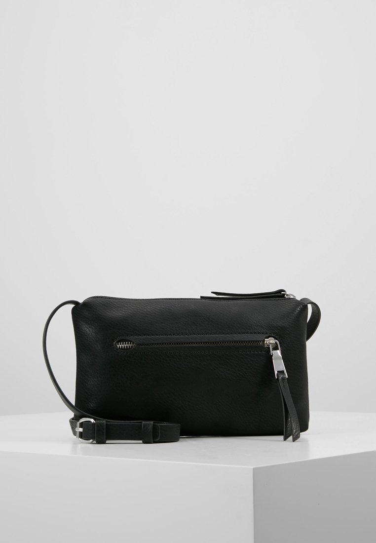 Borsa in pelle nera con superficie texturizzata, forma rettangolare, tasca anteriore con zip, tracolla regolabile e dettagli in metallo argentato.