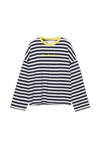 Chemise à manches longues à rayures horizontales noires et blanches avec encolure jaune et texte jaune « live louder » sur la poitrine.