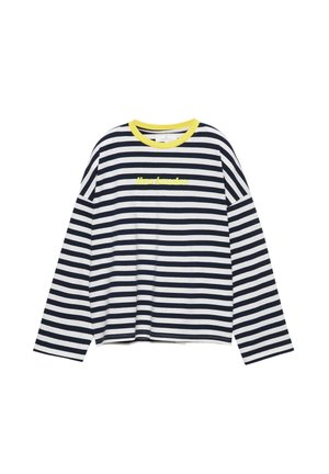 Čiernobiele tričko s dlhými rukávmi s horizontálnymi pruhmi, žltým výstrihom a žltým nápisom „live louder“ na hrudníku.