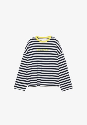 Čiernobiele tričko s dlhými rukávmi s horizontálnymi pruhmi, žltým výstrihom a žltým nápisom „live louder“ na hrudníku.