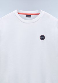 Sweatshirt bianco in cotone con scollo rotondo. Un piccolo patch circolare dai colori contrastanti è posizionato sull'area del petto sinistro.
