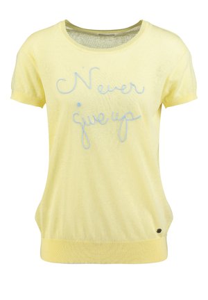 Maglione a maniche corte di colore giallo chiaro con scollo rotondo e testo ricamato in blu "Never give up" al centro sul davanti.