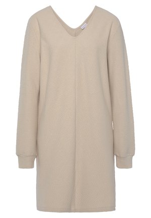 Langærmet beige ribstrikket kjole med V-hals og tætsiddende manchetter, vist på en hvid baggrund.