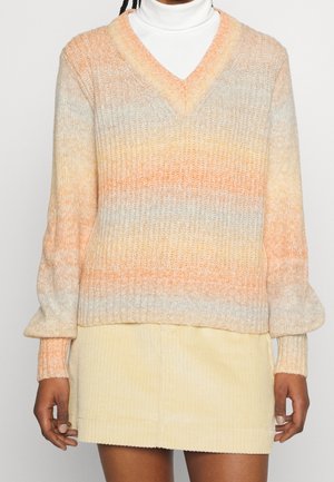 V-Ausschnitt-Pullover aus weichem Strickstoff in einem Verlauf von zartem Orange und Cremefarben. Mit langen, leicht puffigen Ärmeln.