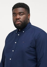 Tommy Hilfiger SOLID HERITAGE OXFORD  - Shirt - preppy navy/desert sky solid