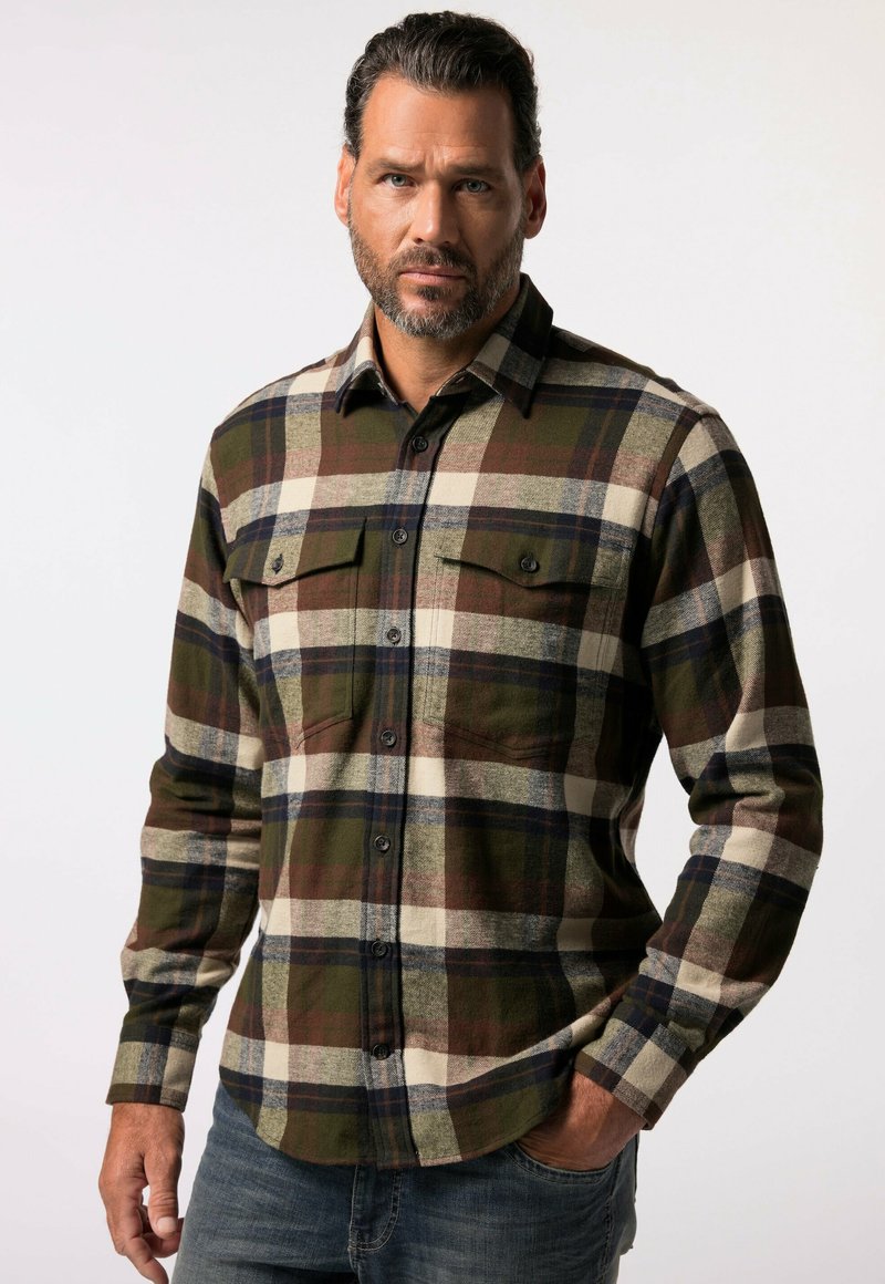 Kariertes Flanellhemd in Grün, Braun und Creme; verfügt über zwei Brusttaschen und eine Knopfleiste; lange Ärmel; weiche Textur.