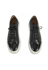 Schwarze Ledersneaker mit einer strukturierten Oberfläche, glattem schwarzen Zehenkappen, weißer Gummisohle und schwarzer Schnürung.