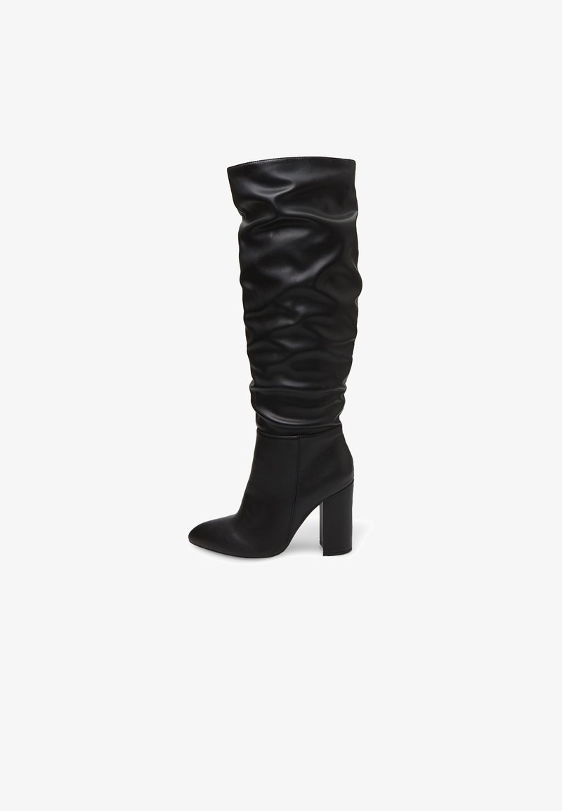 Bottes noires montantes en cuir texturé avec un design froncé et un bout pointu, dotées d'un talon block chunky.