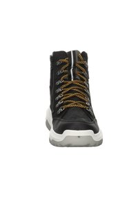 Schwarze hochhackige Stiefel zeichnen sich durch ein strapazierfähiges Obermaterial, lebendige gelb-schwarze Schnürsenkel und eine weiße, strukturierte Sohle mit Akzentnähten aus.