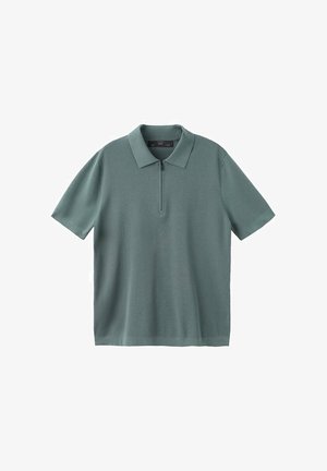 Camiseta tipo polo de manga corta color verde apagado con cuello y una cremallera corta en la parte delantera sobre un fondo blanco.