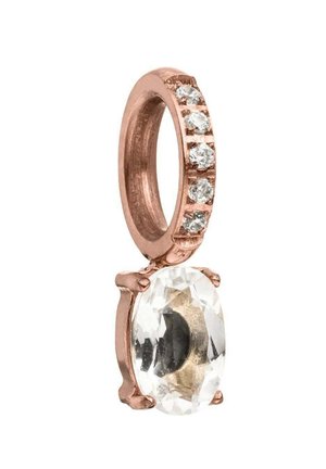 Roségoldener Charm mit kleinen runden klaren Steinen an der Öse und einem großen ovalen klaren Edelstein, der darunter hängt, vor weißem Hintergrund.