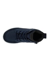 Sneaker blu navy con tomaia in suede, colletto imbottito, linguetta in mesh, lacci tonali e suola in gomma bianca con finitura testurizzata.