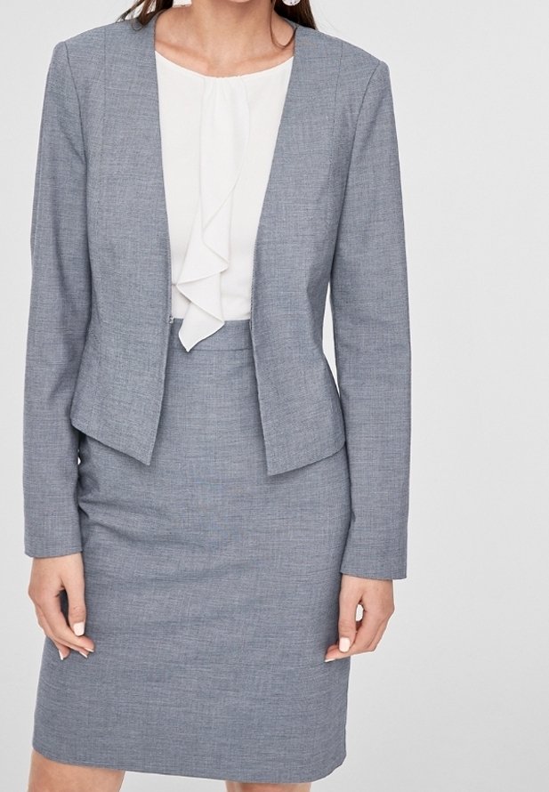 Grå blazer med skräddarsydd passform och en lätt lyster, kombinerad med en vit blus med volangkrage och en åtsittande blyertskjol.