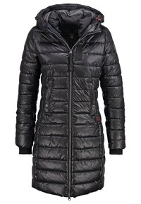 Musta toppatakki, jossa tikattu kuvio, vetoketjullinen suljenta, sivutaskut, säädettävä huppu ja resorit hihansuissa, valmistettu sääsuojatusta materiaalista.