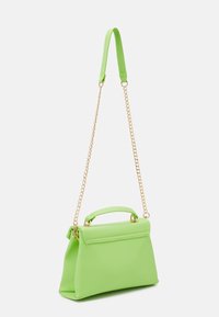 Grön handväska i konstläder med strukturerad design, handtag upptill och avtagbar kedjerem. Slät yta med gulddetaljer.