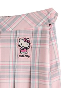 Gonna a quadri rosa con una patch ricamata di Hello Kitty. Il tessuto è morbido con sottili accenti grigi e una chiusura con cerniera laterale.