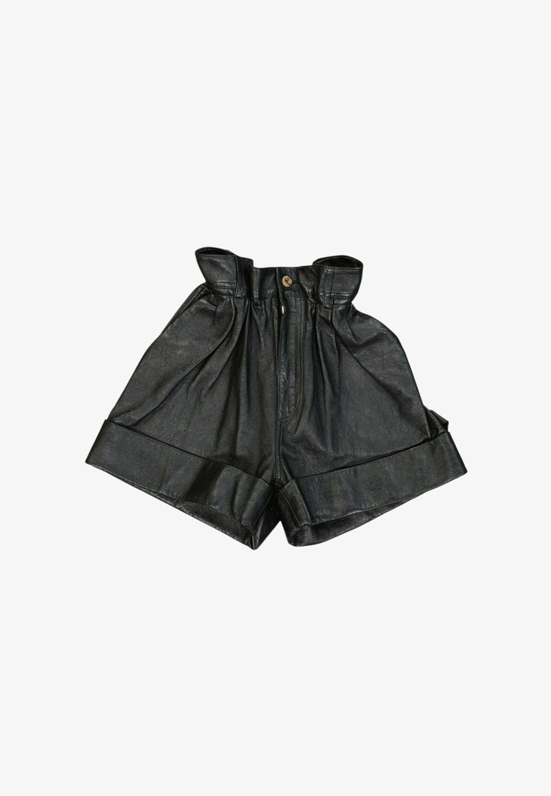 Short en cuir noir taille haute avec une ceinture froncée, une fermeture par boutons et des larges ourlets retroussés.