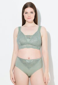 Groene kanten bralette met een V-hals ontwerp en brede banden, gecombineerd met hoge taille groene slipjes met bloemige kantaccenten en een soepele textuur.