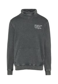 Donkergrijze sweatshirt met hoge hals, voorzak en bedrukte tekst. Heeft een versleten textuur en ribbelboorden bij de mouwen en onderzijde.