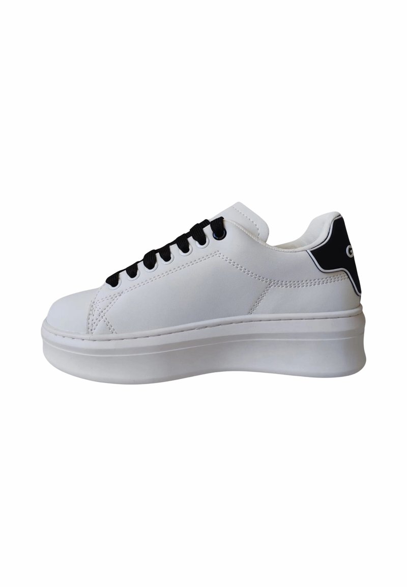 Sneaker bianco con suola spessa, lacci neri e accentuazione nera sul tallone. Presenta un materiale liscio e un design minimalista.