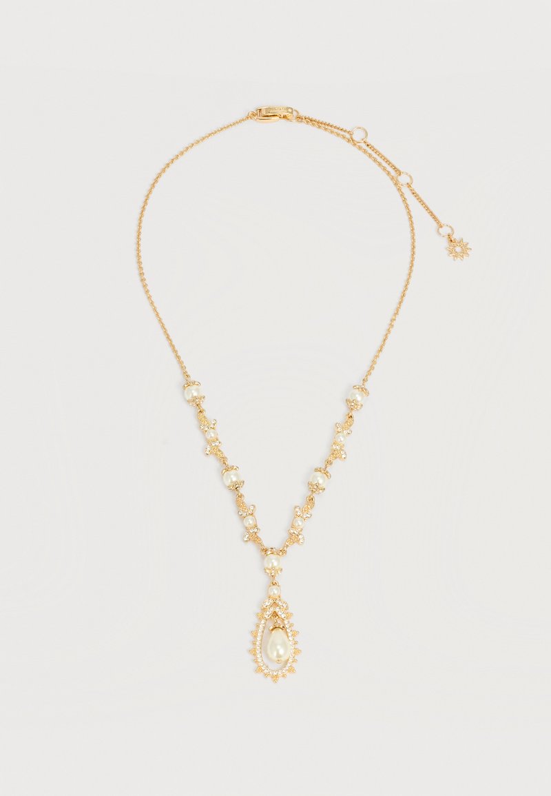 Χρυσό κολιέ με μικρές πέρλες και μεγάλο μενταγιόν σε σχήμα σταγόνας, περιβάλλεται από μικρά κρύσταλλα και ανθικά σχέδια.