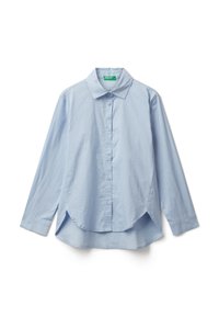 Camicia a maniche lunghe di colore blu chiaro, con colletto e orlo curvo, adagiata su uno sfondo bianco.