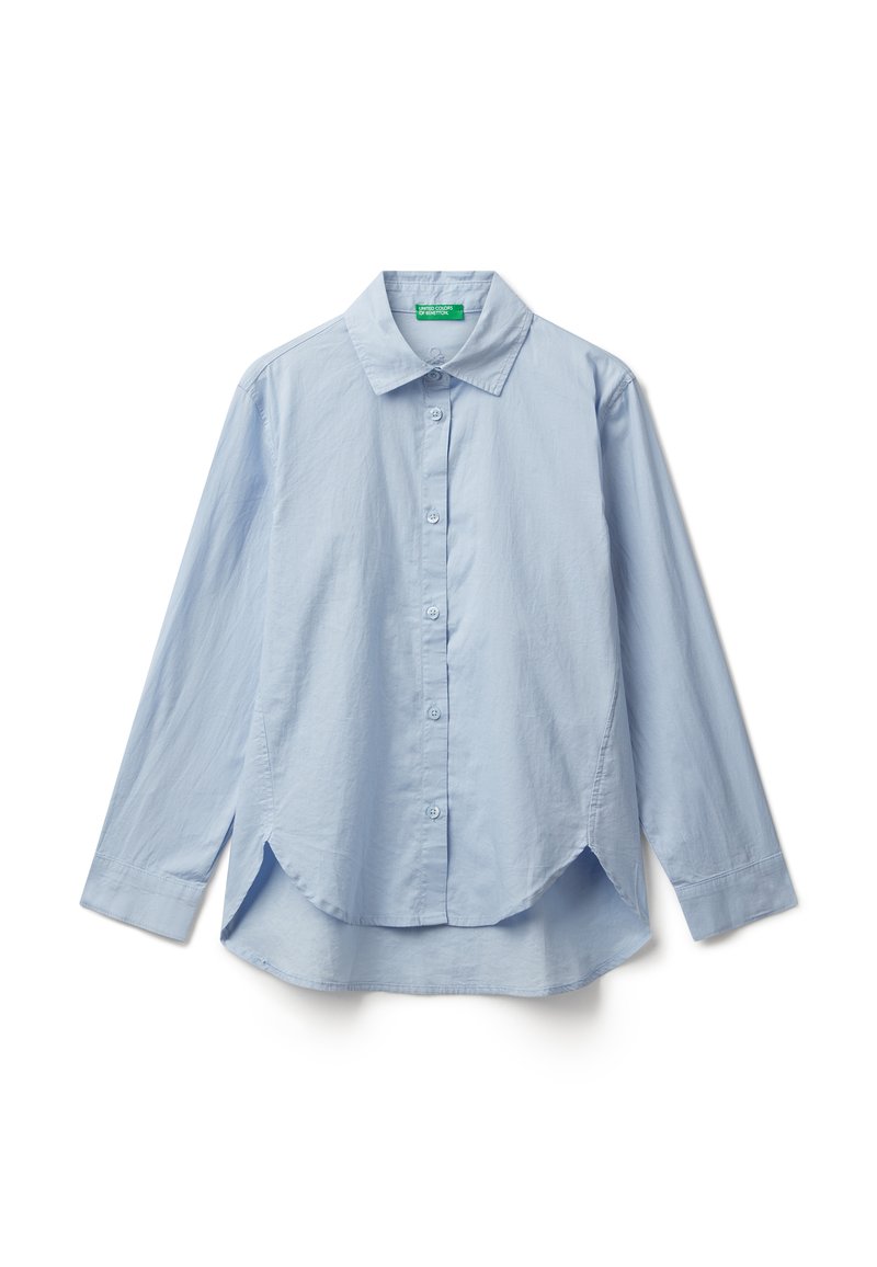 Camicia a maniche lunghe di colore blu chiaro, con colletto e orlo curvo, adagiata su uno sfondo bianco.