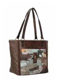 Sac fourre-tout en cuir marron avec deux poignées, présentant un panneau graphique coloré avec du texte et des illustrations. Construction robuste avec des accents texturés.