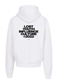 Balta gobtuvė su kengūros kišene, nugaros pusėje išryškinti juodi tekstai: "PRADEDANTI JAUNIMĄ ĮTAKĄ KULTŪRA ©2022." Minkšta medžiagos tekstūra.