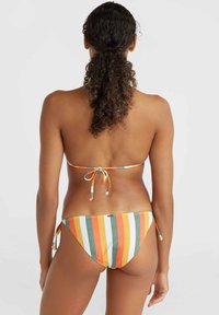 Bikini a righe in arancione, verde e bianco. Il materiale è elasticizzato con una parte superiore legata sul retro e spalline laterali regolabili sul fondo.