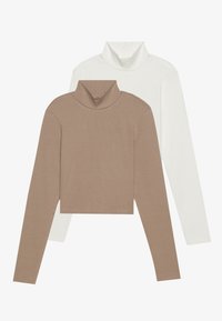 To turtlenecks: en i myk brun med ribbet tekstur og en i glatt hvit. Begge har lange ermer og en cropped design.