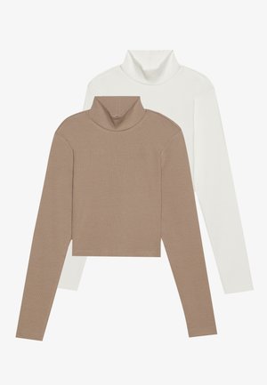 Zwei Rollkragenpullis: einer in sanftem Braun mit geripptem Muster und einer in glattem Weiß. Beide haben lange Ärmel und ein kürzeres Design.
