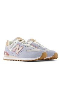 Baskets de couleur violet clair en suède et mesh, avec un accent beige et une semelle intermédiaire blanche équipée d'une semelle extérieure en caoutchouc texturé.