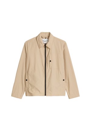 Μπεζ ελαφρύ μπουφάν με μαύρο φερμουάρ πλήρους μήκους στο μπροστινό μέρος, γιακά, δύο μπροστινές τσέπες με μαύρα κουμπώματα και τσέπη στο στήθος με κλείσιμο με κουμπί.