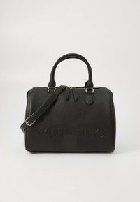 Musta nahkainen käsilaukku, jossa on teksturoitu pinta, kaksinkertaiset yläkahvat ja irrotettava olkahihna. Ominaisuutena kohokuvioitu "VALENTINO"-logo.