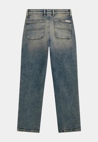 Jeans in denim blu sbiadito con taglio dritto, dotati di due tasche posteriori, cuciture a vista e un'etichetta del marchio sulla tasca destra.