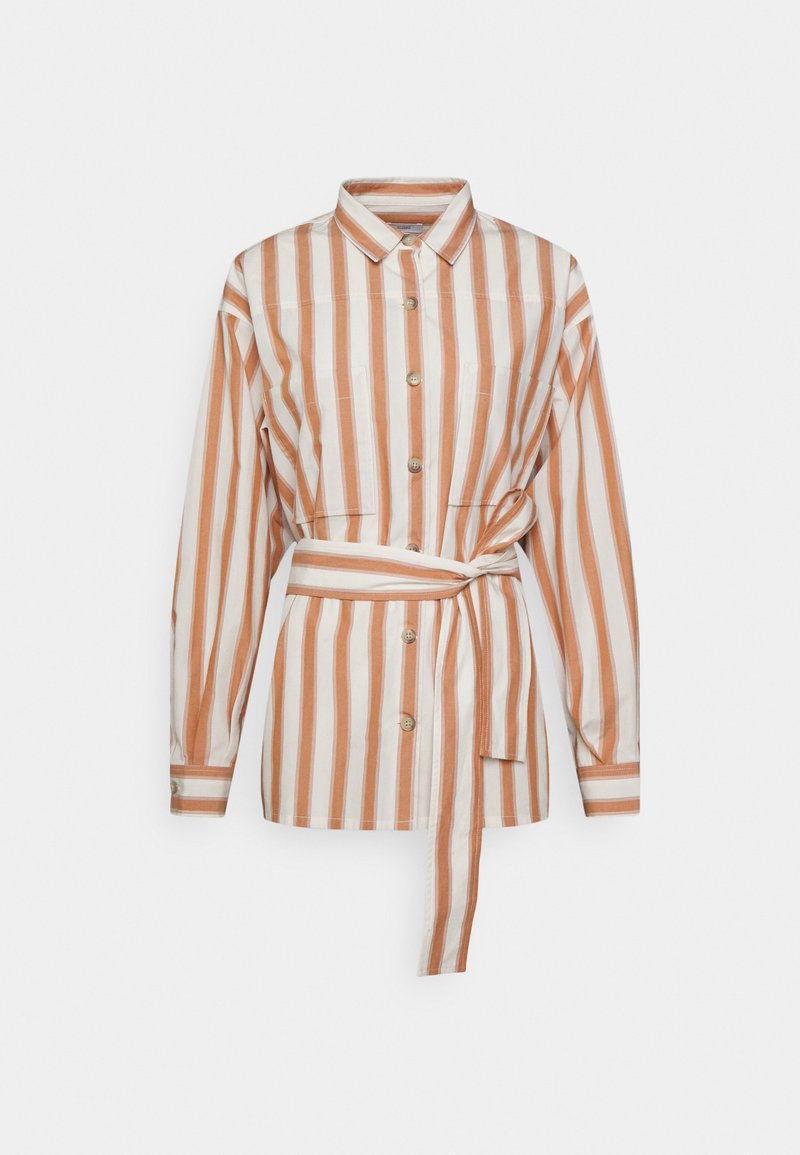 Chemise à manches longues avec boutons, rayée verticalement blanc et orange, avec une ceinture en tissu assortie nouée à la taille.