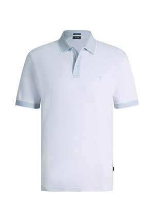 Weißes Polohemd mit kurzen Ärmeln, hellblauem Kragen und Ärmelbündchen, Zwei-Knopf-Leiste und kleinem eingesticktem Logo auf der Brust.