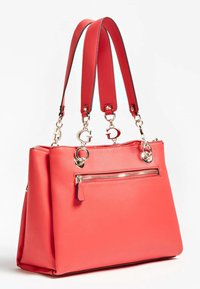 Korala skórzana torba tote z podwójnymi paskami na ramię, wieloma kieszeniami na zamek i kieszeniami otwartymi, z elementami wykończenia ze złotego metalu oraz płaskim, prostokątnym dnem.