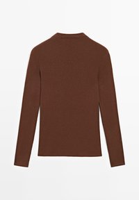 Brauner, langärmliger Pullover mit Rundhalsausschnitt, aus glattem Strickmaterial gefertigt; verfügt über ein tailliertes Design und keine sichtbaren Verschlussdetails.