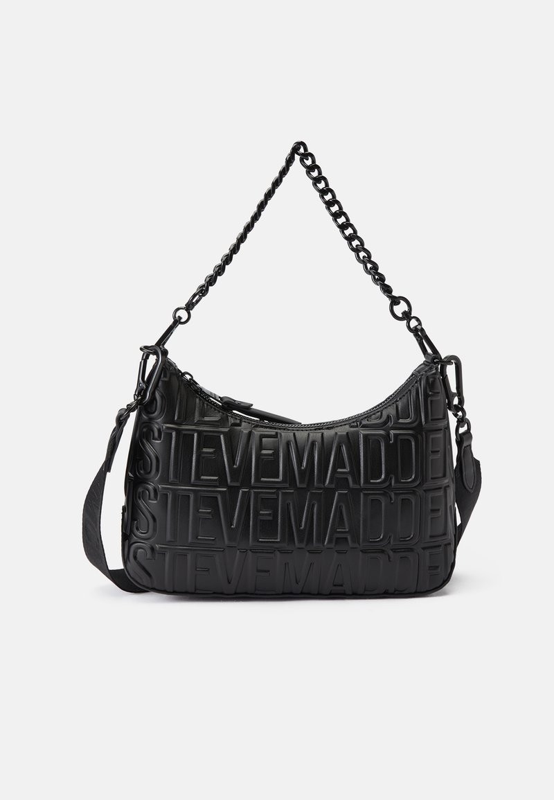 Sac à épaule noir avec le texte embossé répétitif "STEVE MADDEN", doté d'une chaîne et d'une bandoulière réglable sur fond blanc.