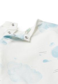 Bílá bavlněná tkanina s světle modrými motivy oblaků. Obsahuje ribovaný límec a patentky pro zapínání.