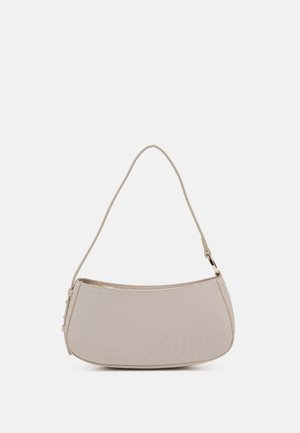 Beżowa mała torba na ramię o plecionej fakturze, z pojedynczym paskiem i zaokrąglonym prostokątnym kształtem na jednolitym białym tle.